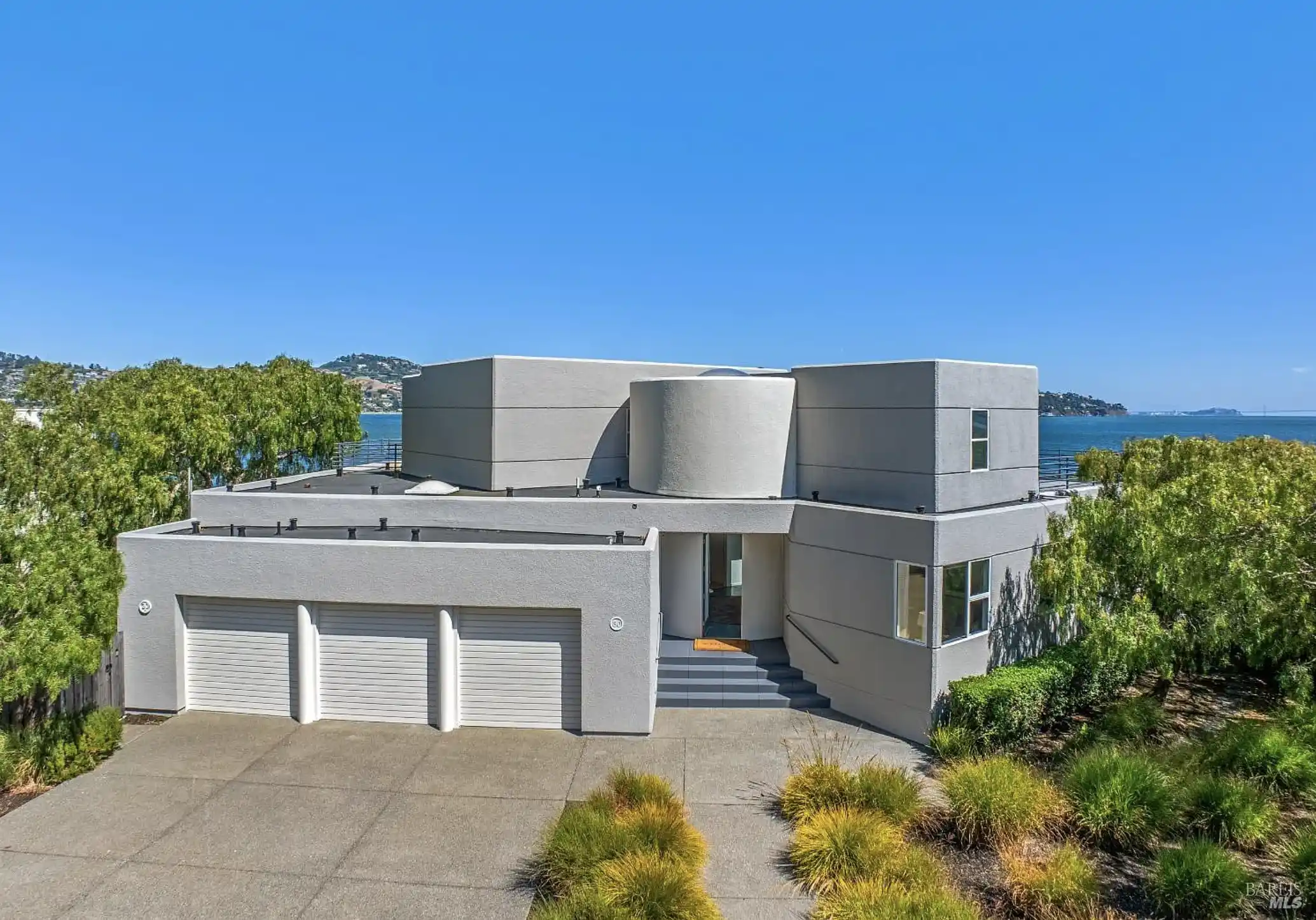Contemporary Residence With Sweeping Views Across The Bay – image 6